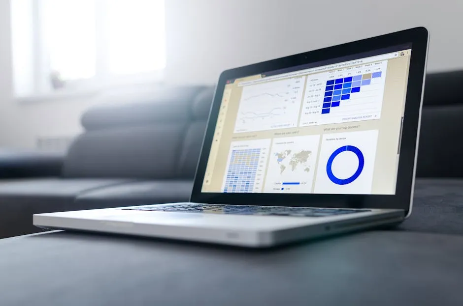 Équipe commerciale analysant des données CRM sur un écran.